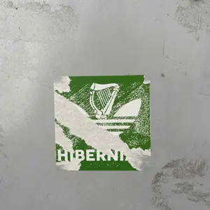 󠁧󠁢󠁳󠁣󠁴󠁿 Hibernian football sticker #2647 found in this city