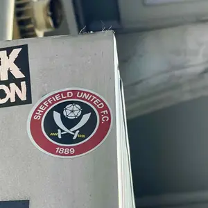 󠁧󠁢󠁥󠁮󠁧󠁿 Sheffield United FC football sticker #3427 found in this city