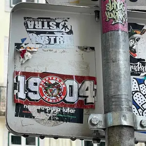 SL Benfica football sticker #3939 found in this city