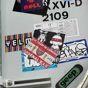 󠁧󠁢󠁥󠁮󠁧󠁿 Arsenal FC football sticker #3993 found in this city